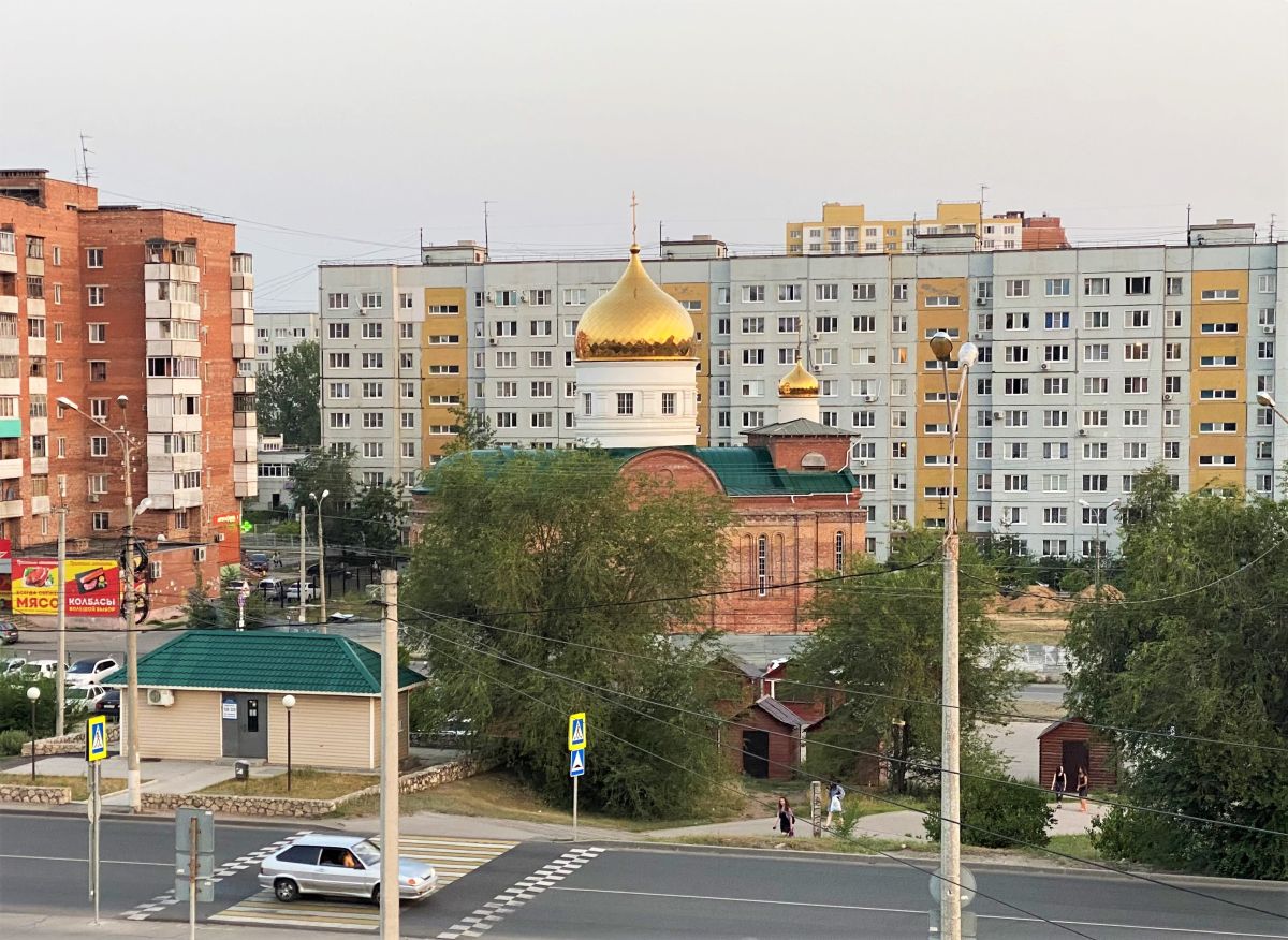 Церковь Серафима Саровского (новая), Шлюзовой (Тольятти, город, Самарская область). дополнительная информация, Вид с пешеходного моста через ст. Жигулёвское море