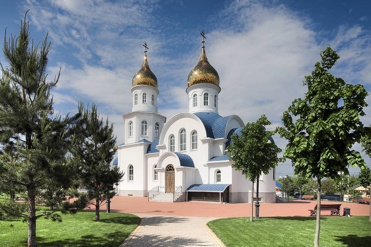 общий вид в ландшафте. Церковь Казанской иконы Божией Матери, Динская (Динской район, Краснодарский край)