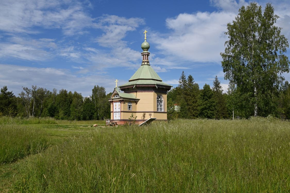 Осташово (Асташово). Часовня Авраамия Галичского из деревни Головинское. общий вид в ландшафте, Вид с юго-запада