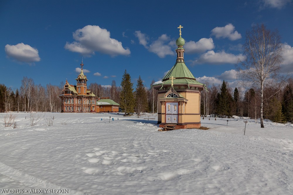 Осташово (Асташово). Часовня Авраамия Галичского из деревни Головинское. общий вид в ландшафте