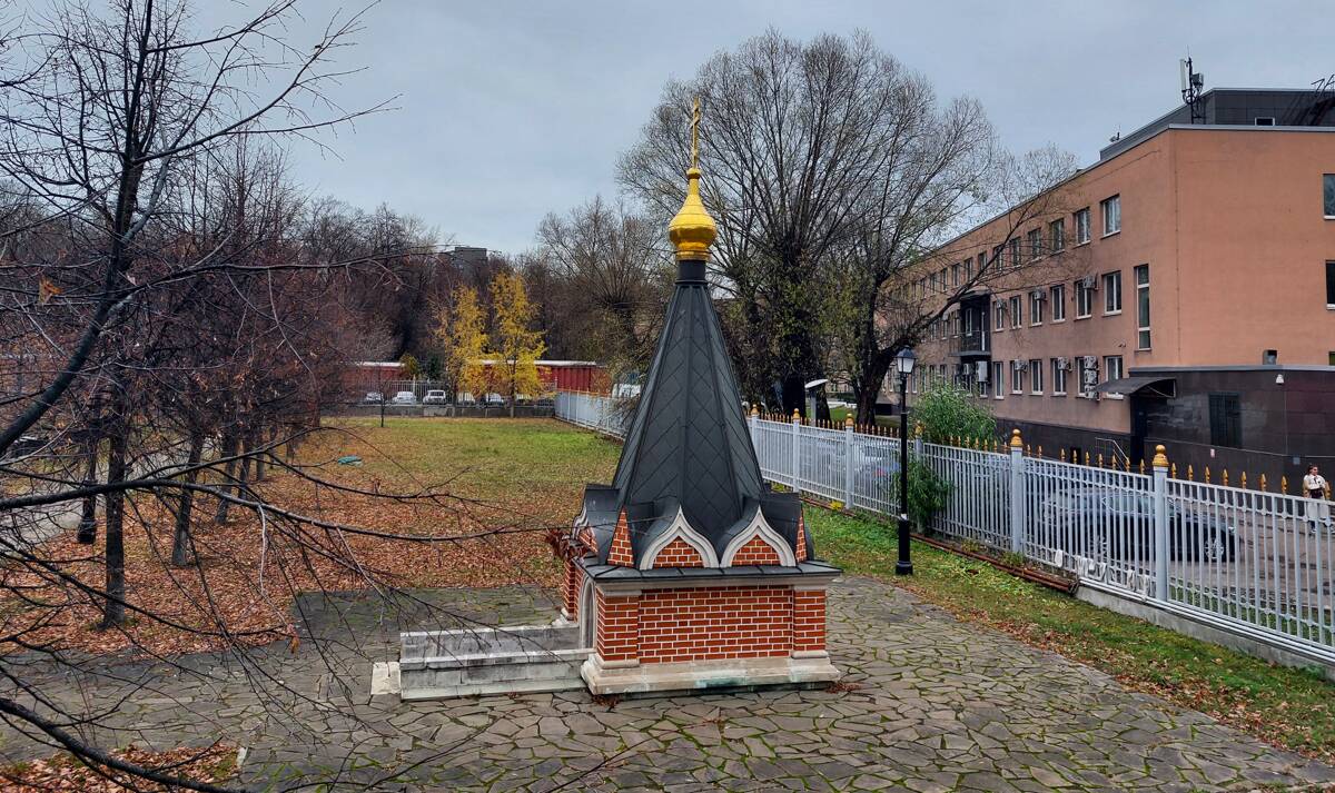 Неизвестная часовня, Нижегородский (Юго-Восточный административный округ (ЮВАО), г. Москва). общий вид в ландшафте