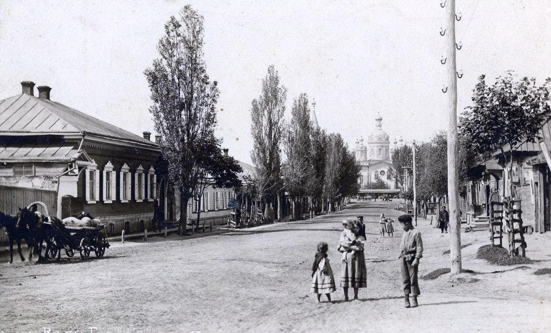 Церковь Троицы Живоначальной, Городня (Черниговский район, Украина, Черниговская область). архивная фотография, Церковь в панораме улицы