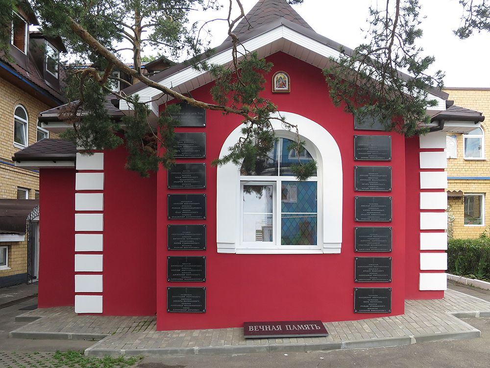 Часовня в память погибших бойцов Сергиево-Посадского ОМОНа при церкви Воскресения Словущего, Сергиев Посад (Сергиево-Посадский городской округ, Московская область). фасады