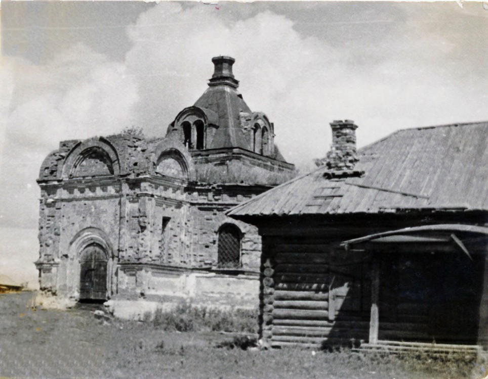 Церковь Сергия Радонежского, Старый Красный Бор (затоплено) (Мензелинский район, Республика Татарстан). архивная фотография, Фото перед затоплением Нижнекамским водохранилищем. С сайта -https://ok.ru/group/52939135582369/photos