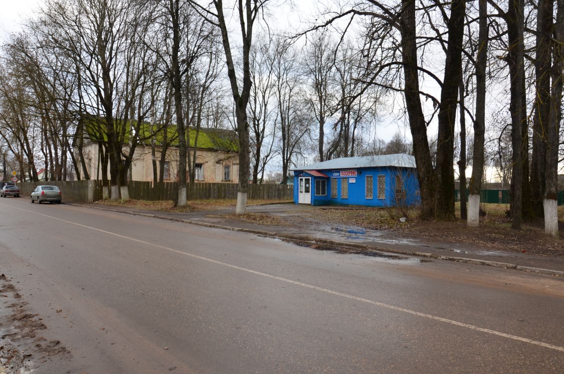 Церковь Успения Пресвятой Богородицы, Красный (Краснинский район, Смоленская область). общий вид в ландшафте, Церковное место. Слева - церковь Авраамия Смоленского