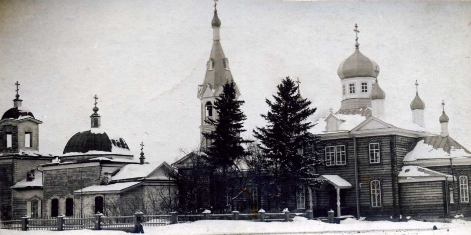 Церковь Николая Чудотворца (старая), Болотное (Болотнинский район, Новосибирская область). архивная фотография, Редкий снимок 1913 г. Слева - старое здание церкви во имя Св. Николая Мирликийского, построенное в 1836 г. Справа - новое здание церкви Св. Николая, построенное в 1911-1912 г.г. Фото из фондов Болотнинского районного историко-краеведческого музея