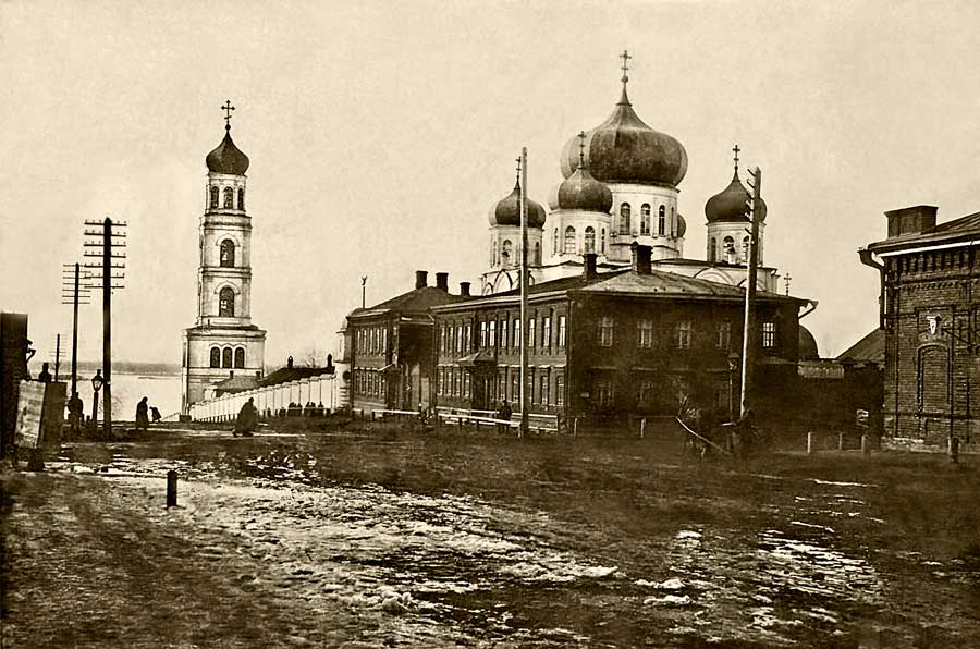 Самара. Иверский женский монастырь. Церковь Николая Чудотворца в колокольне (утраченная). архивная фотография, Вид на Иверский монастырь, архивное фото начала ХХ в. 
https://russo-travel.ru/landmark/samara/iverskiy-monastyr-samara/