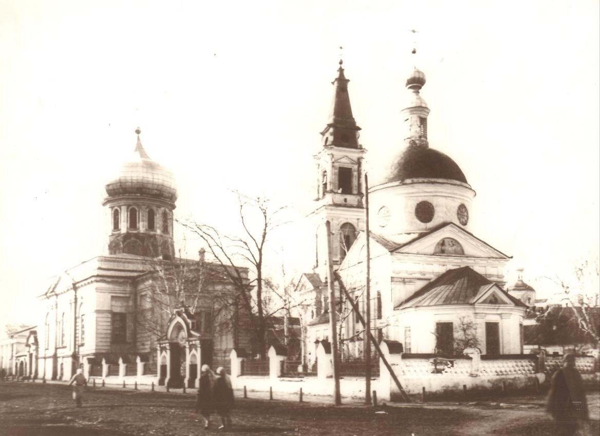 Храм слева.  Фото нач. ХХ в.в., архивная фотография. Церковь Богоявления Господня, Арзамас (Арзамасский район и г. Арзамас, Нижегородская область)