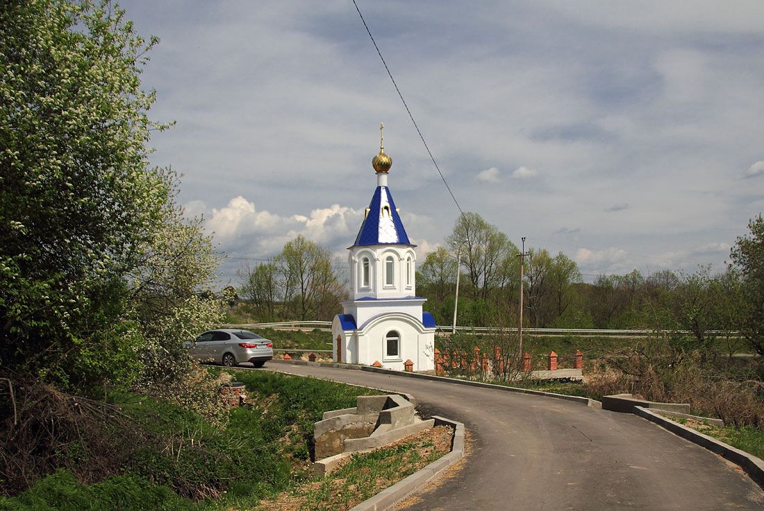 общий вид в ландшафте. Богородице-Казанский Жадовский мужской монастырь. Часовня иконы Божией Матери "Живоносный источник" (?), Самородки (Барышский район, Ульяновская область)