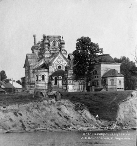 Таман. Церковь Петра и Павла (деревянная). архивная фотография, Деревянная церковь справа