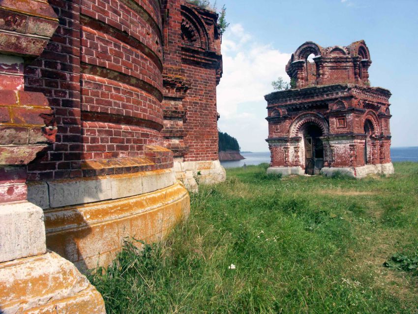 Часовня-усыпальница Кирьяновых, Таман (Усольский район, Пермский край). дополнительная информация, Рядом с храмом Петра и Павла находится фамильная усыпальница-часовня купцов Кирьяновых