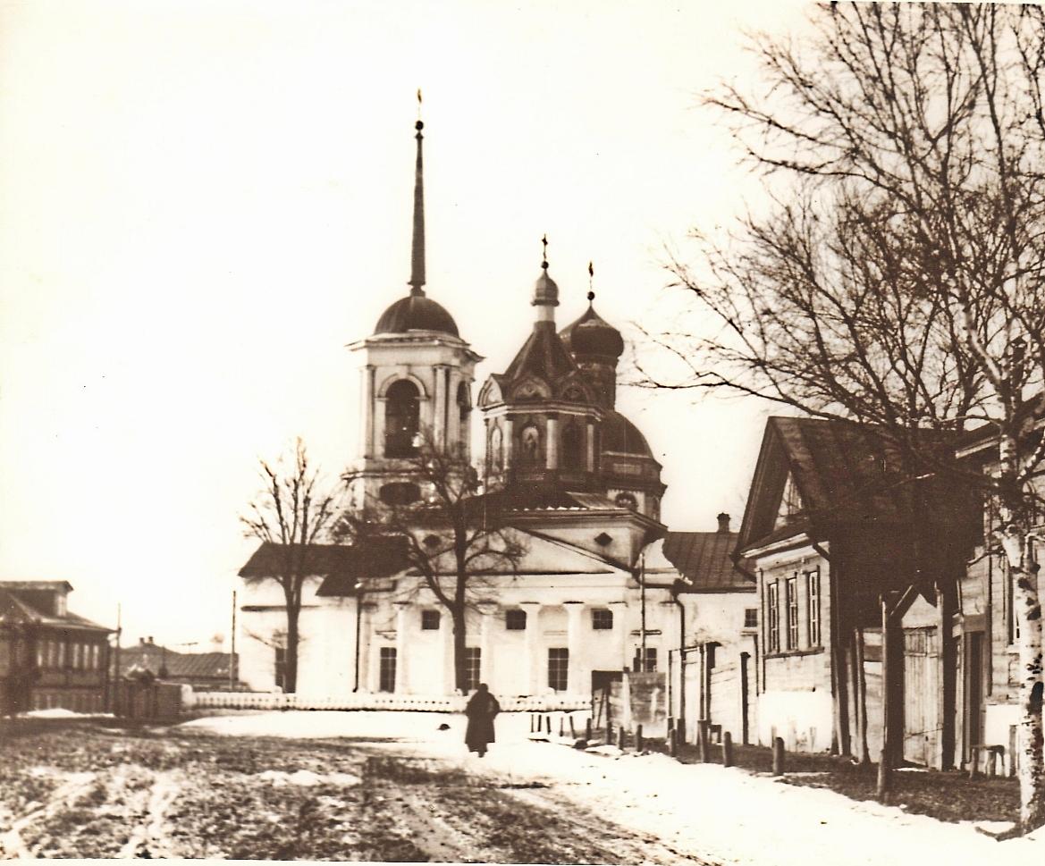 Вид с Дровяной площади (сейчас сквер М.Горького). На переднем плане храм в честь Казанской иконы Божией матери , архивная фотография. Церковь Воздвижения Креста Господня, Арзамас (Арзамасский район и г. Арзамас, Нижегородская область)