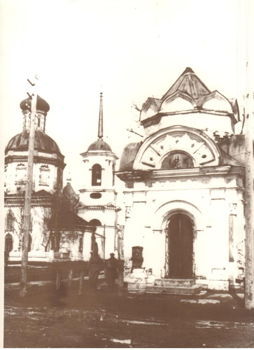 Вид с Соборной площади. Впереди видна часовня Николая Чудотворца , архивная фотография. Церковь Воздвижения Креста Господня, Арзамас (Арзамасский район и г. Арзамас, Нижегородская область)