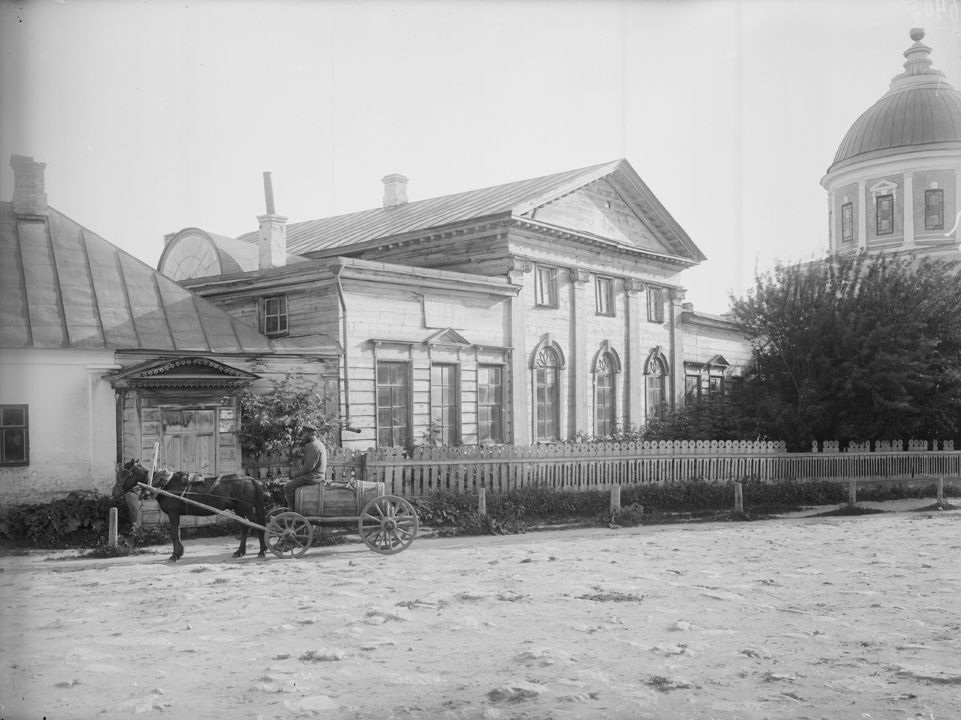 Троицкая церковь справа. Начало XX в., архивная фотография. Церковь Троицы Живоначальной (старая), Арзамас (Арзамасский район и г. Арзамас, Нижегородская область)