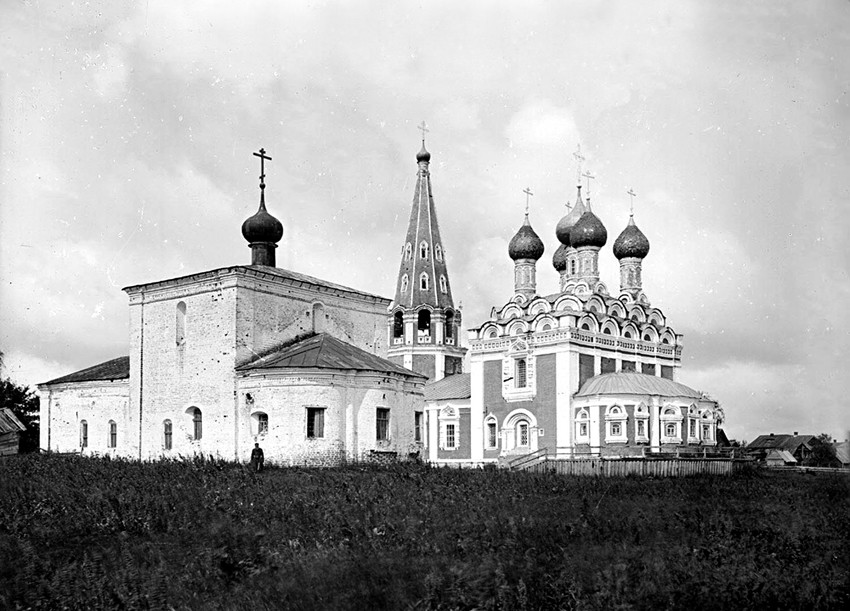 Церковь Введения во храм Пресвятой Богородицы, Балахна (Балахнинский район, Нижегородская область). архивная фотография, На переднем плане утраченная церковь Введения во храм Пресвятой Богородицы 1681 г. Фото 1894 г.