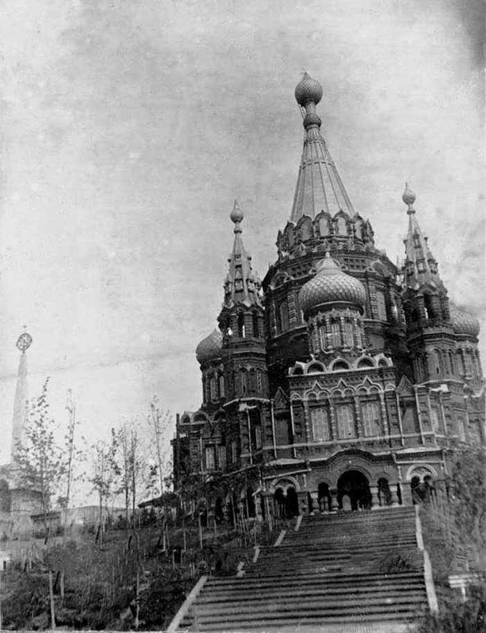 Собор Михаила Архангела (старый), Ижевск (Ижевск, город, Республика Удмуртия). архивная фотография, Осквернённый храм - без крестов