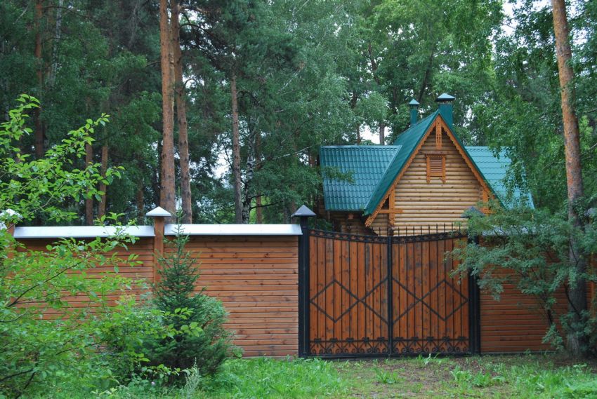 Екатеринбург. Александро-Невский Ново-Тихвинский монастырь. Игнатиевский скит. Домовая церковь Иоанна Тобольского. общий вид в ландшафте