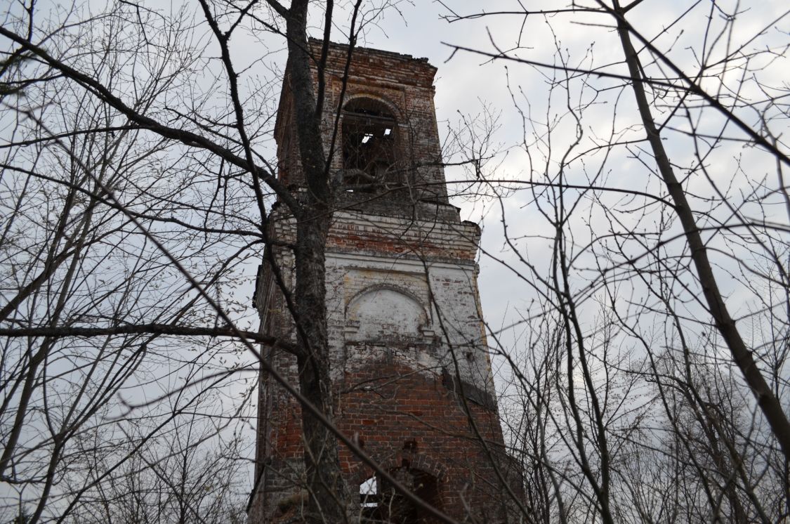 Церковь Тихвинской иконы Божией Матери, Мартыново, урочище (Первомайский район, Ярославская область). архитектурные детали, Колокольня со стороны руин церкви.