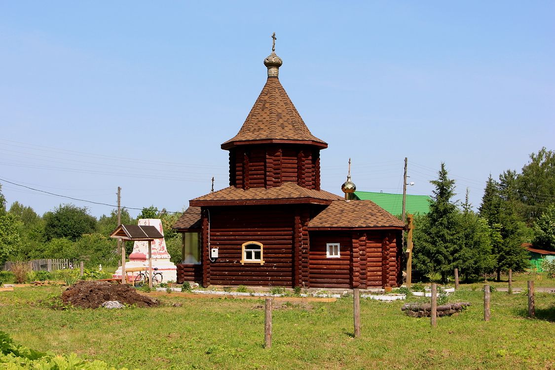 Часовня Димитрия Солунского, Дмитриевское (Краснобаковский район, Нижегородская область). фасады, Слева-постамент памятника Александру Второму.