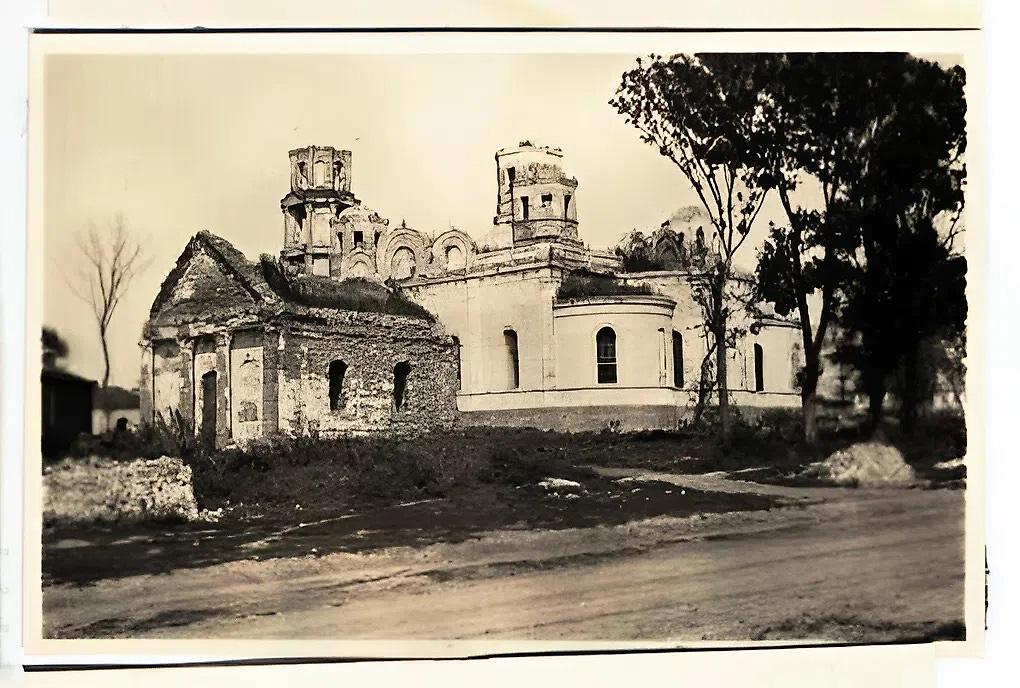 Слева Успенская церковь, справа Троицкий собор. Фото 1942 г. с аукциона e-bay.de, архивная фотография. Церковь Преображения Господня, Орлик (Чернянский район, Белгородская область)