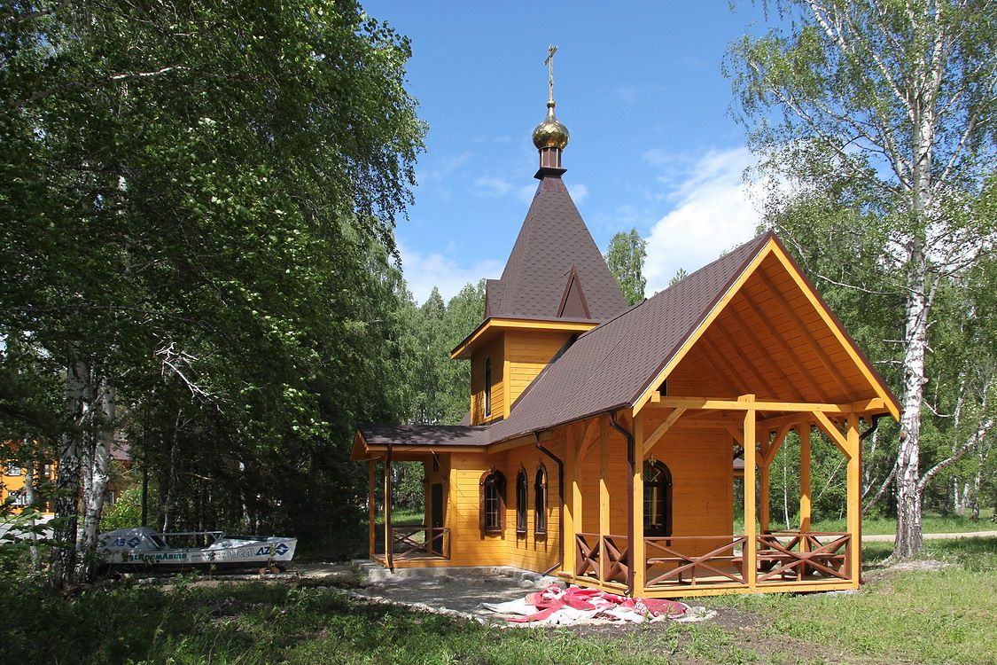 Часовня Николая Чудотворца, Солнечная долина, горнолыжный курорт (Миасс, город, Челябинская область). фасады, Вид с юго-запада, слева видна лодка Фёдора Конюхова