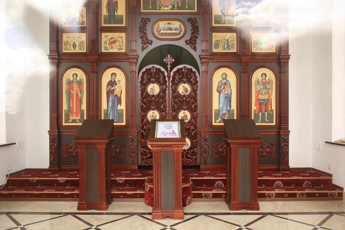 Митрополита Московского, часовня Филиппа, Пласт (Пластовский район, Челябинская область). интерьер и убранство, Внутри часовни (блики из-за съёмки через стекло)