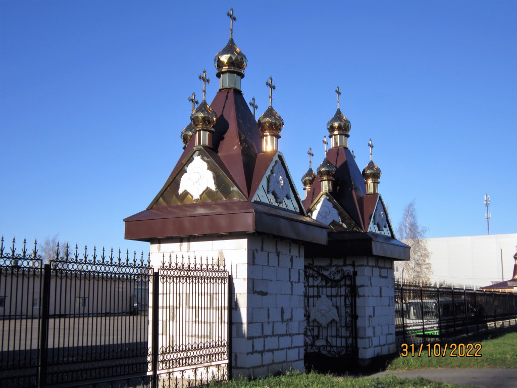 Церковь Петра и Февронии, Приморский район (Санкт-Петербург, г. Санкт-Петербург). дополнительная информация, Святые врата храмового комплекса