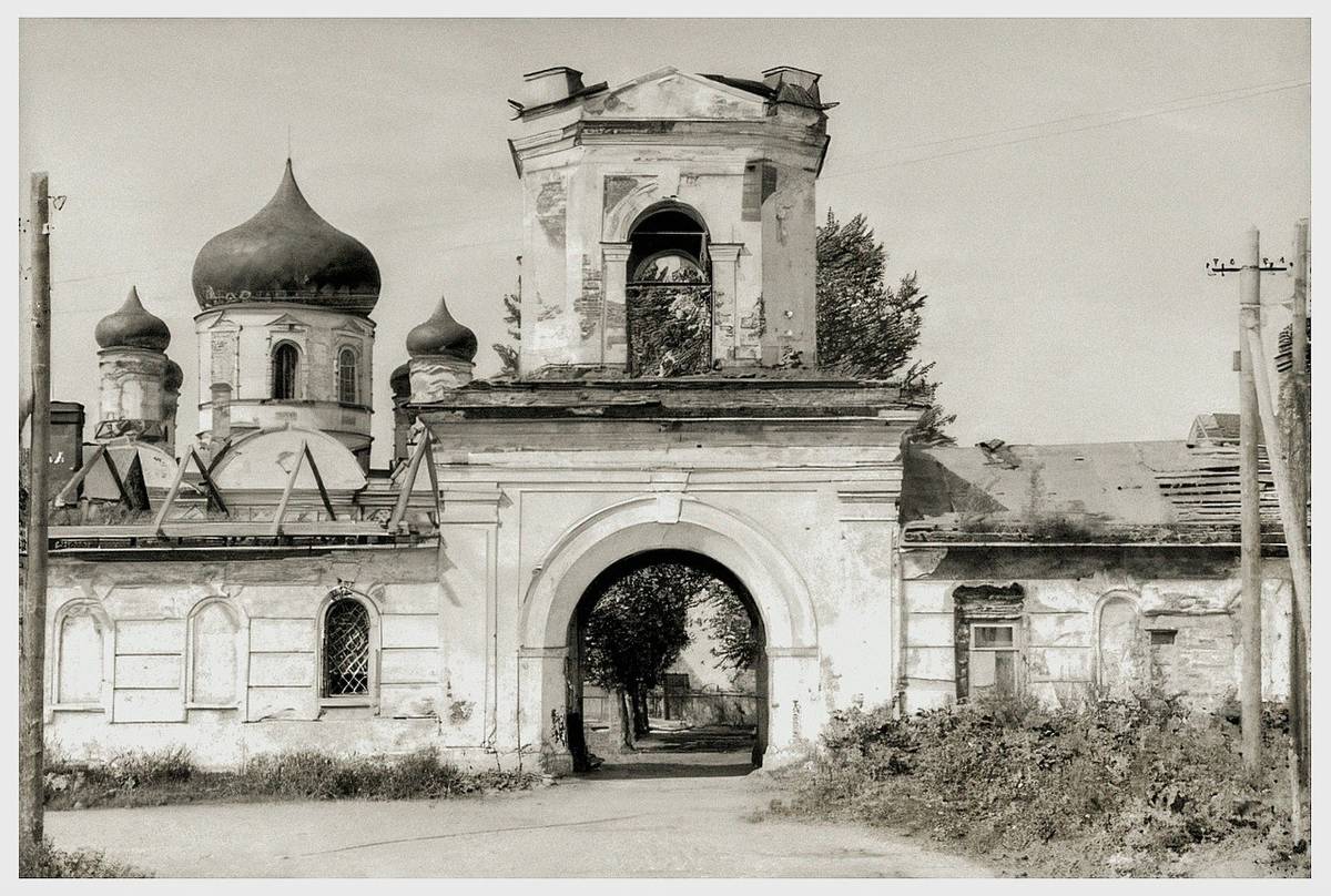 Надвратная колокольня Зверина монастыря. Фото 1948 г., архивная фотография. Зверин монастырь. Колокольня, Великий Новгород (Великий Новгород, город, Новгородская область)