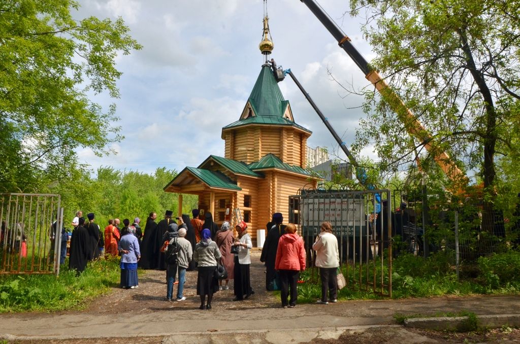 Церковь Семи отроков Эфесских на Южном кладбище, Пермь (Пермь, город, Пермский край). документальные фотографии, Установка куполов https://vk.com/id124336437?z=photo124336437_456242340%2Falbum124336437_00%2Frev