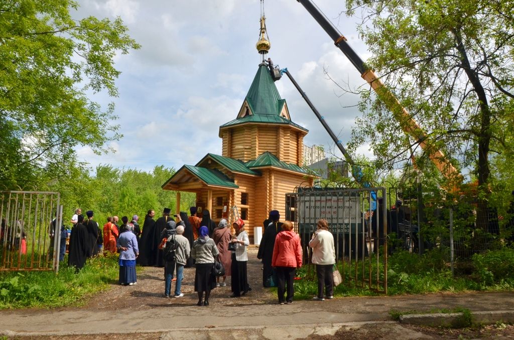 Пермь. Церковь Семи отроков Эфесских на Южном кладбище. документальные фотографии, Установка куполов https://vk.com/id124336437?z=photo124336437_456242340%2Falbum124336437_00%2Frev