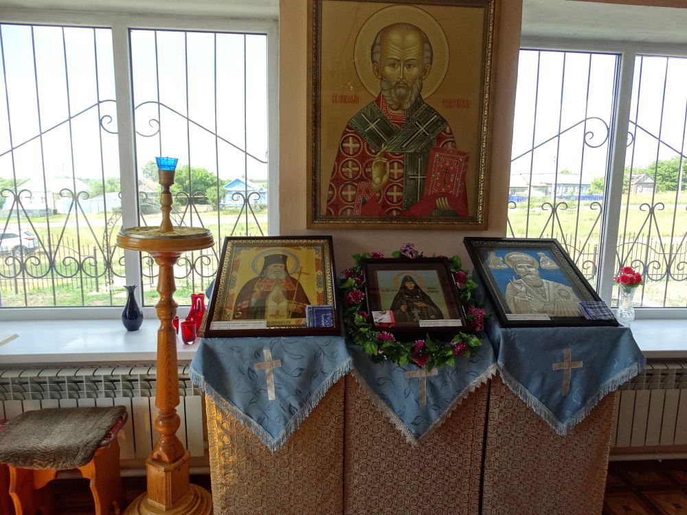 Церковь Казанской иконы Божией Матери, Ратчино (Шарлыкский район, Оренбургская область). интерьер и убранство, иконы святителя Луки Крымского, Зосимы Эннатской, Николая Чудотворца с частицами мощей