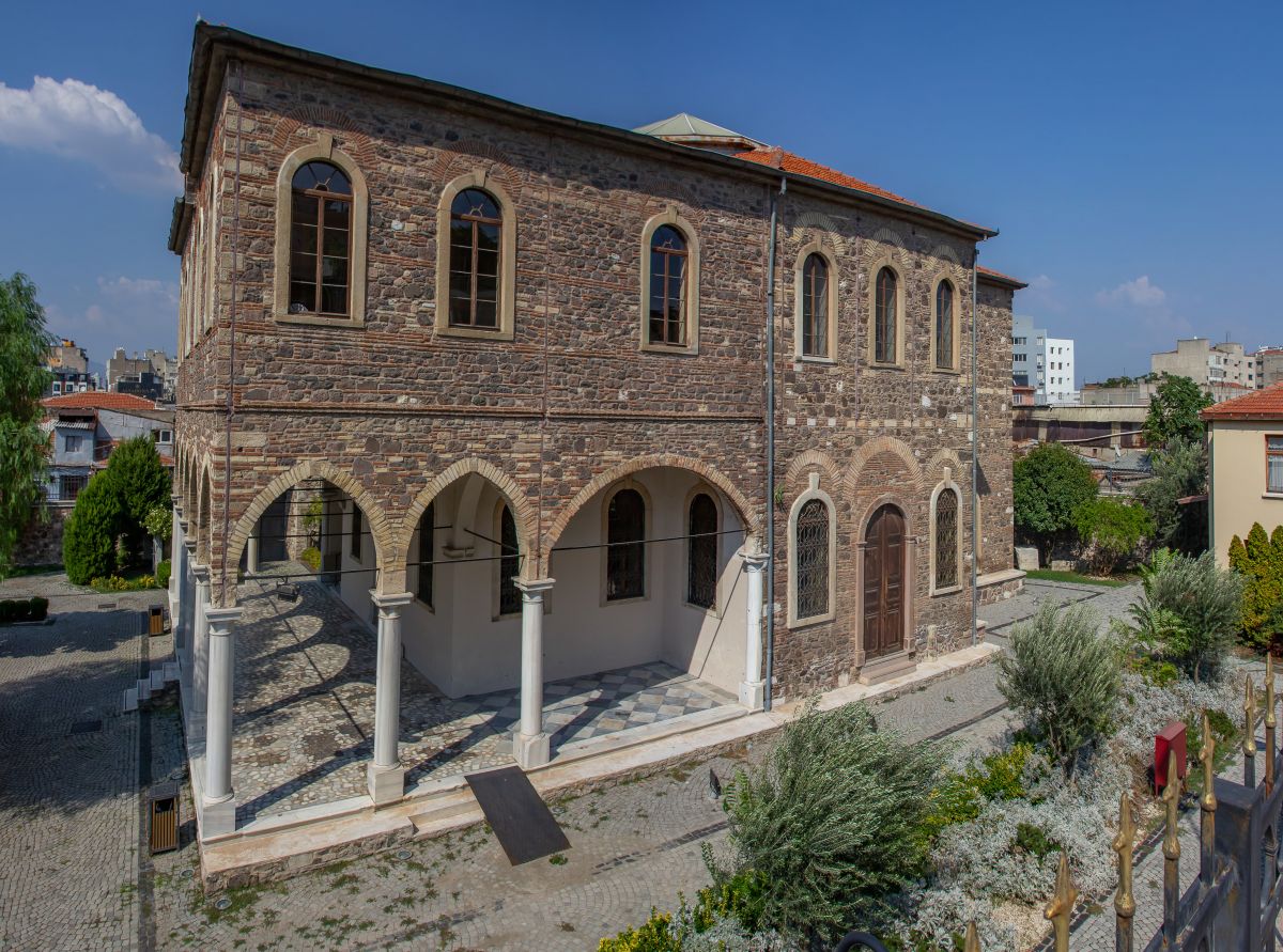 Измир. Церковь Вукола Смирнского. фасады, Панорама с юго-запада