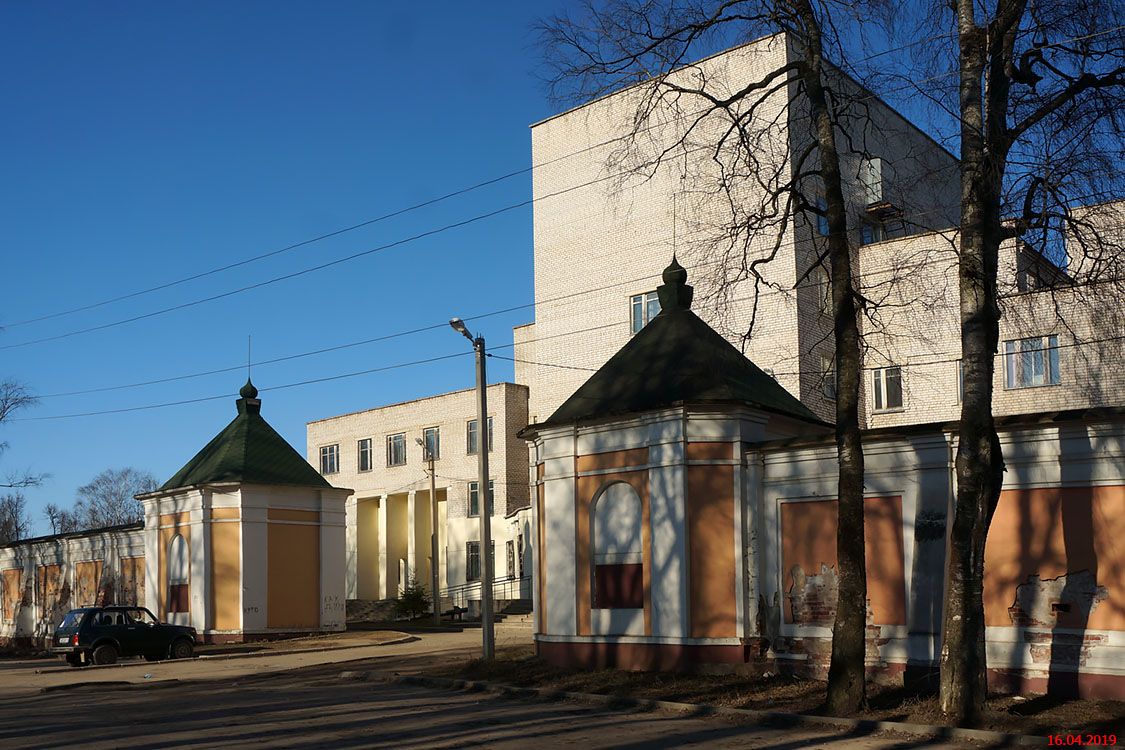 Бежецк. Благовещенский женский монастырь. Собор Благовещения Пресвятой Богородицы. дополнительная информация, Здание Центральной районной больницы на месте храма.