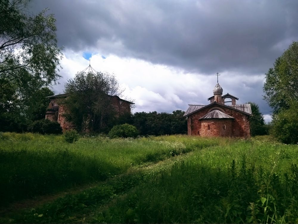 Великий Новгород. Воскресенский монастырь на Мячине. фасады
