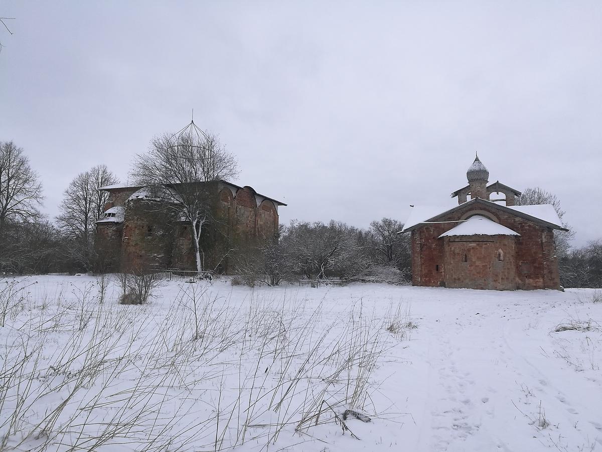общий вид в ландшафте. Воскресенский монастырь на Мячине, Великий Новгород (Великий Новгород, город, Новгородская область)