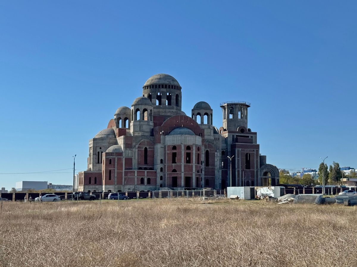 Кафедральный собор Николая Чудотворца (строящийся), Новороссийск (Новороссийск, город, Краснодарский край). документальные фотографии, Вид с северо-востока; по состоянию на осень 2025 г. работы не ведутся