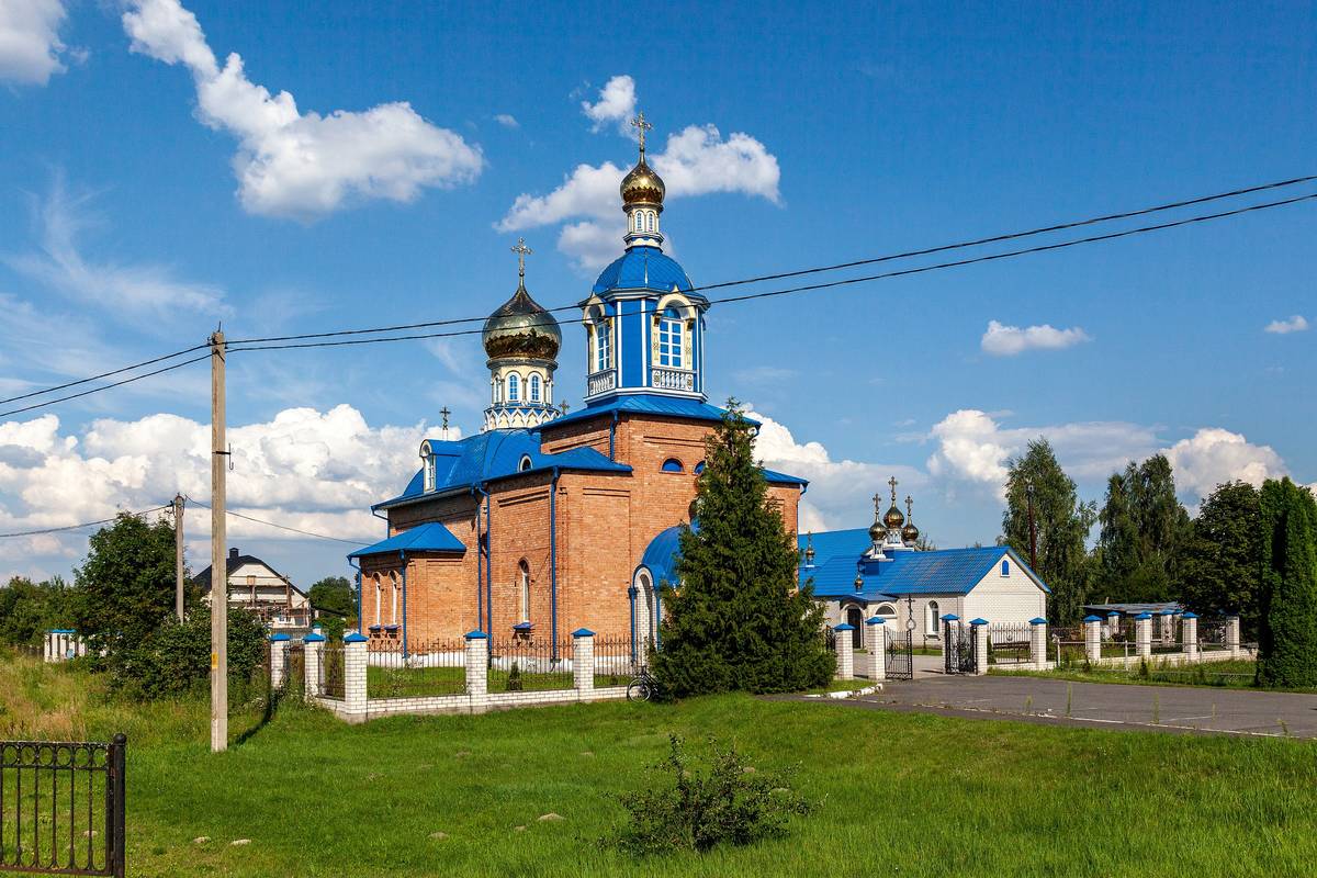 Церковь Успения Пресвятой Богородицы, Хотыничи (Ганцевичский район, Беларусь, Брестская область). общий вид в ландшафте