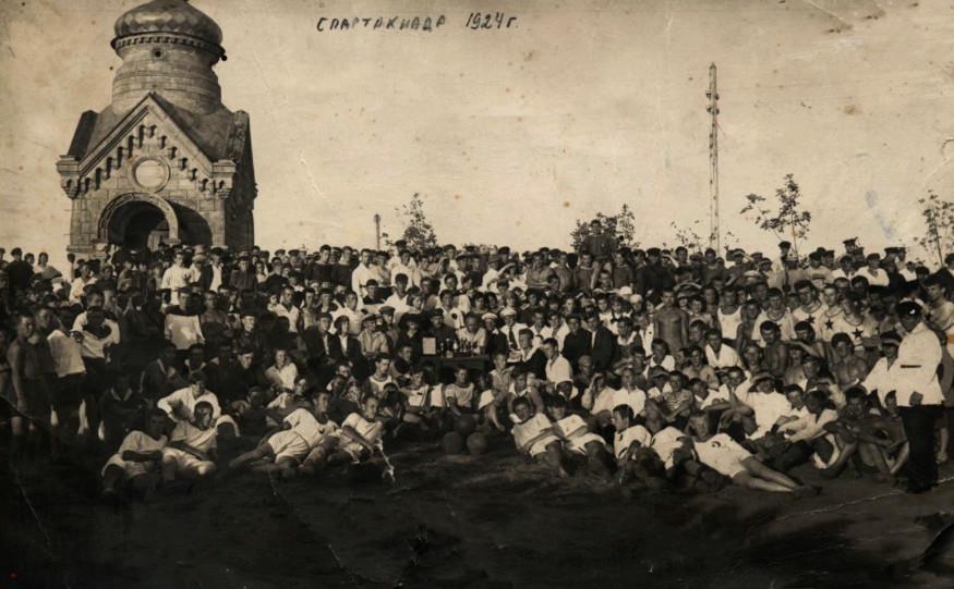 Оренбург. Часовня в память 17 октября 1888 года на Марсовом поле. архивная фотография, Фото 1924 с участниками летней спартакиады. Источник: pastvu.com/p/825062