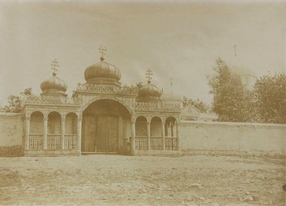 Богодуховский миссионерский монастырь, Оренбург (Оренбург, город, Оренбургская область). архивная фотография, Монастырские ворота. Фото 1900 года из фондов ГИМ. Автор С.С. Модестов