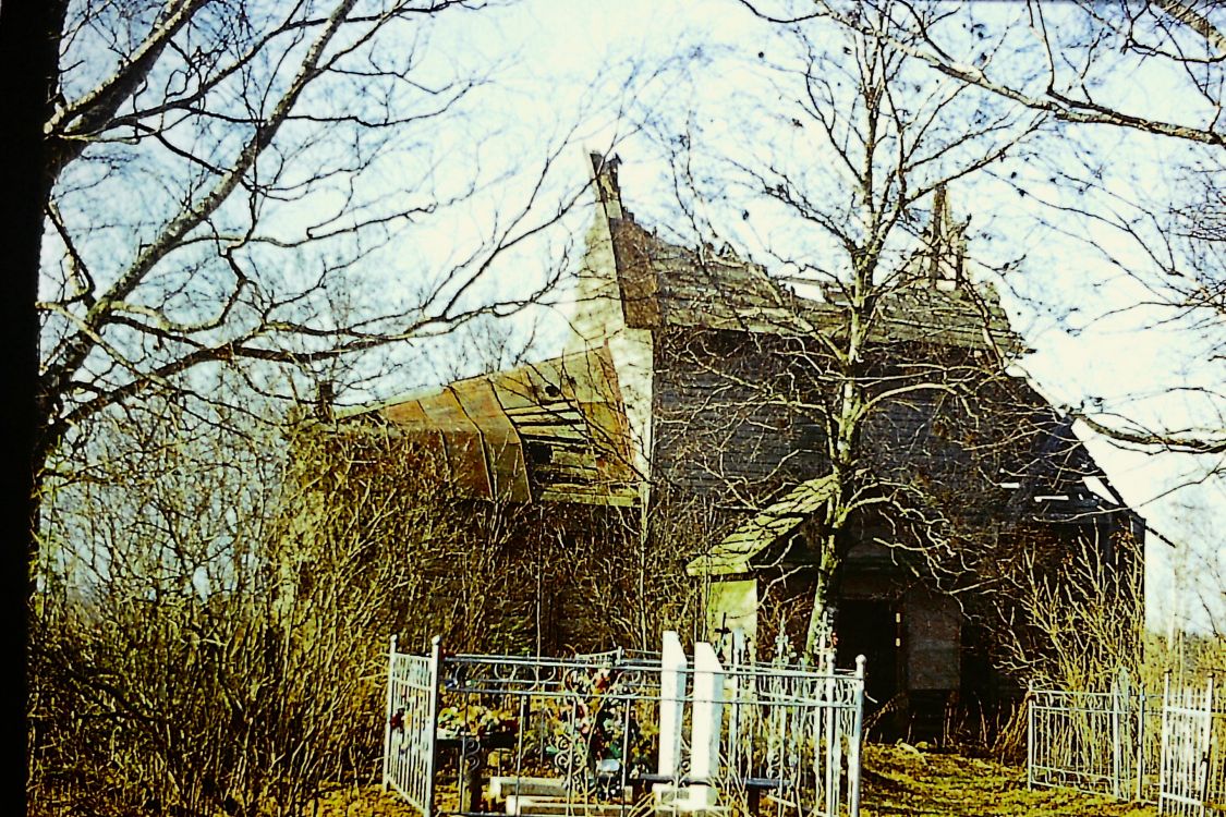 Сурушино. Церковь Казанской иконы Божией Матери. дополнительная информация, Руины деревянной церкви на погосте в Сурушино в 1987 г.