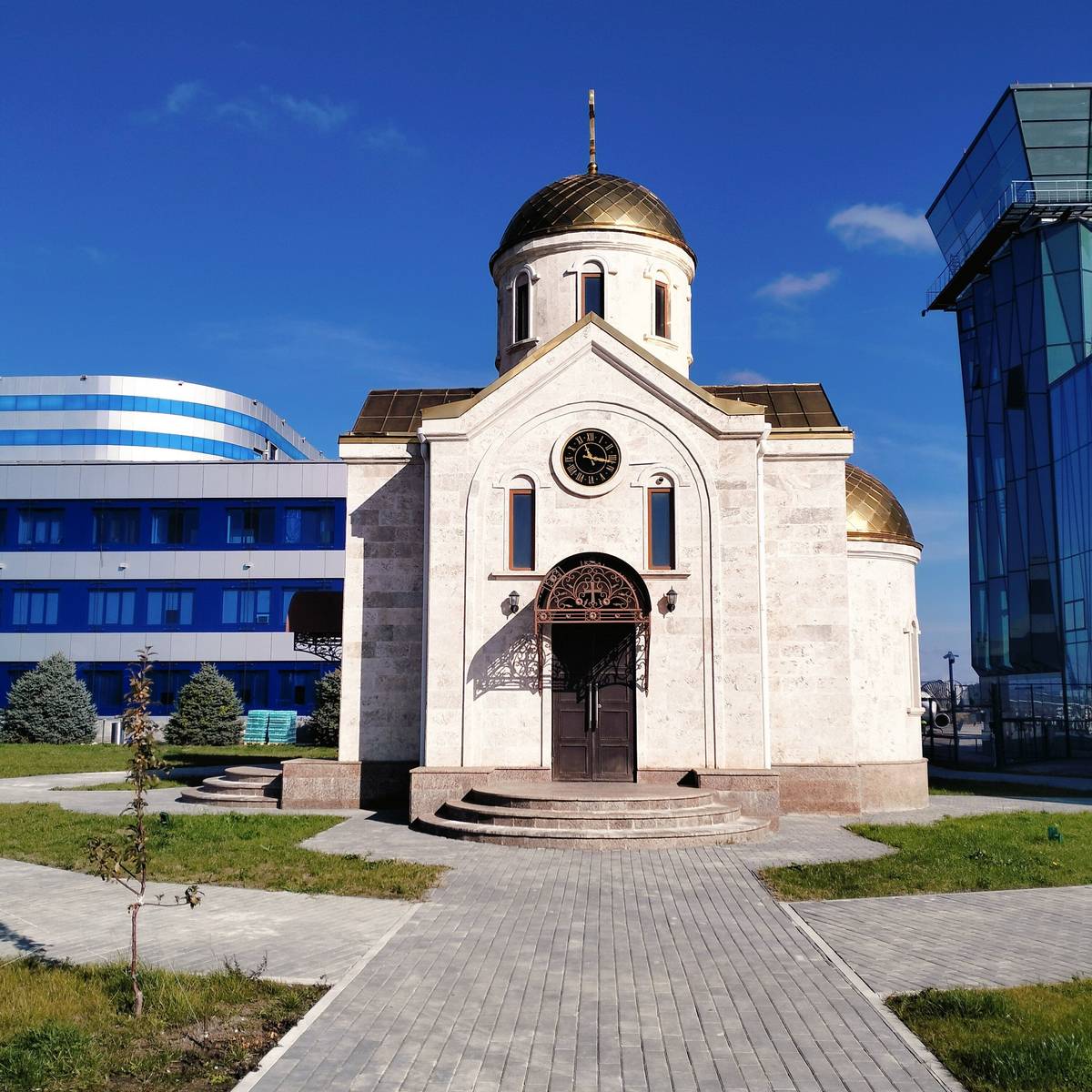 Церковь Илии Пророка при аэропорте Минеральные Воды, Минеральные Воды (Минераловодский район, Ставропольский край). фасады, Место над южным входом заняли часы