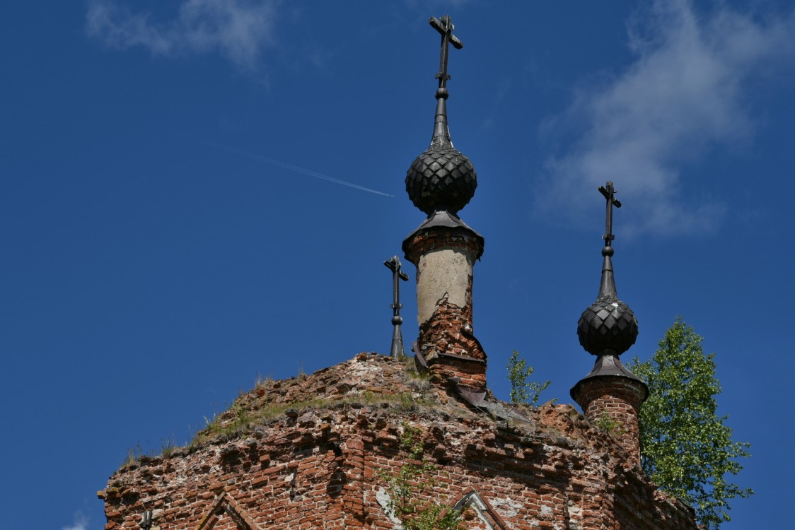 Церковь Воскресения Христова, Якшино, урочище (Солигаличский район, Костромская область). архитектурные детали, Остатки венчающего основной объем пятиглавия