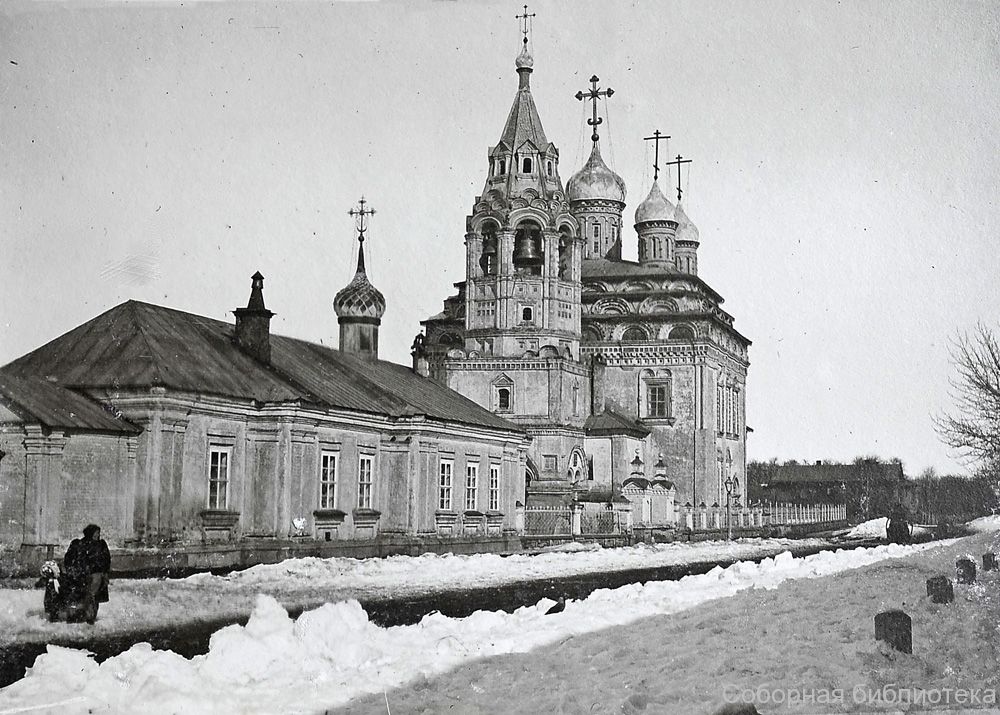 Церковь Введения во храм Пресвятой Богородицы, Кострома (Кострома, город, Костромская область). архивная фотография, Церковь Введения во храм Пресвятой Богородицы, на дальнем плане - Троицкая церковь, 1910 г. Источник: «Соборная библиотека Костромской епархии», www.bibl-kostroma.ru