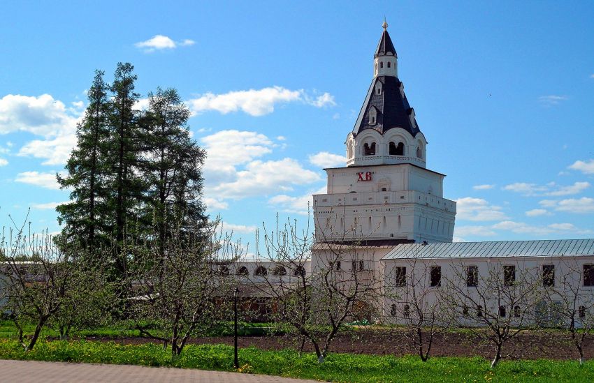 Теряево. Успенский Иосифо-Волоцкий монастырь. Храм-часовня Максима Грека в Германовой башне. фасады