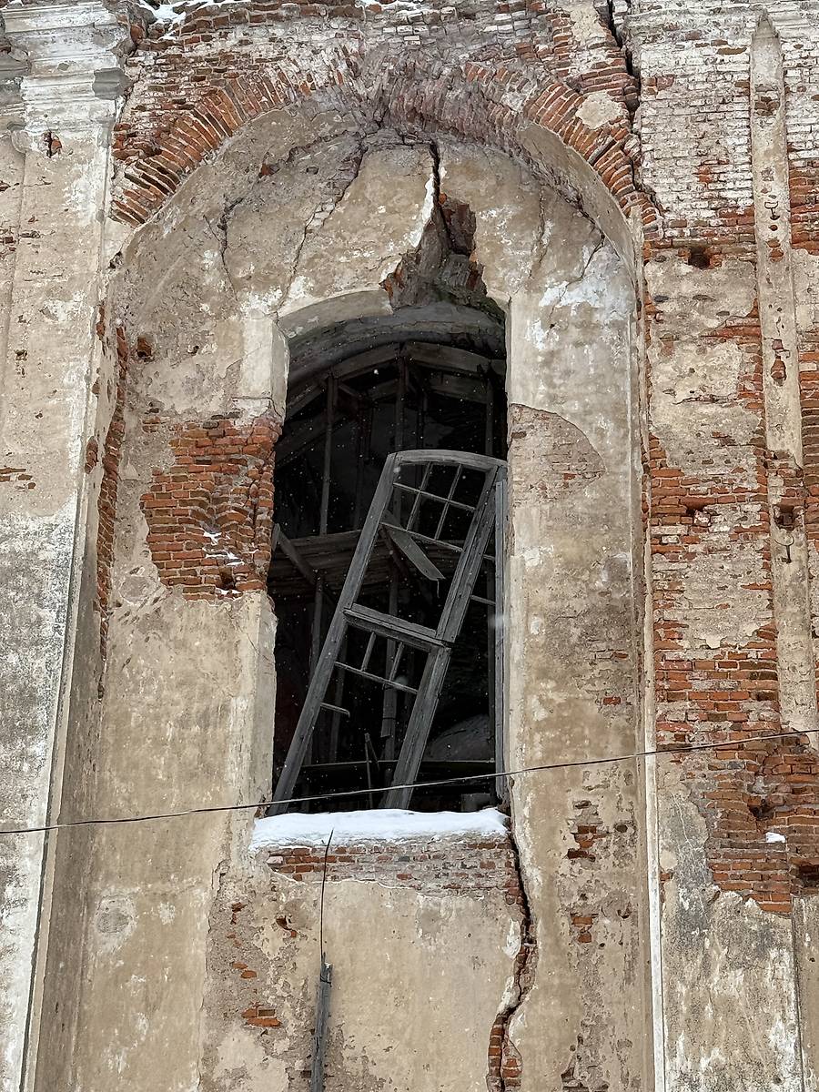 Фрагмент рамы в оконном проёме южного фасада, фасады. Церковь Александра Невского, Княжицы (Могилёвский район, Беларусь, Могилёвская область)