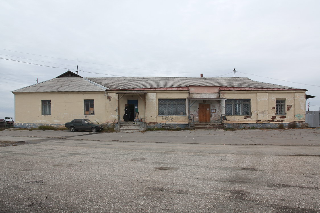 Церковь Николая Чудотворца, Полдневая (Полевской (Полевской ГО), Свердловская область). фасады, Южный фасад (современный приход размещается в правой части здания)