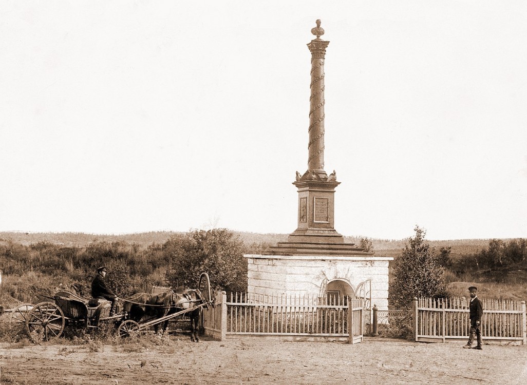 Ленинск. Часовня Александра Невского в памятнике Александру I. архивная фотография, Памятник Александру I с часовней в постаменте (дореволюционное фото)