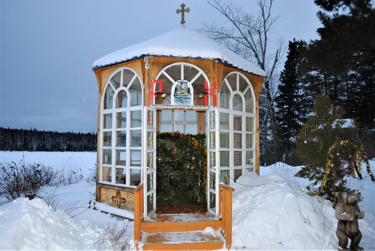 Актайский скит Верхотурского Свято-Николаевского монастыря, Привокзальный (Верхотурский район (ГО Верхотурский), Свердловская область). общий вид в ландшафте, Вертеп в чайной беседке. Канун Рождества.