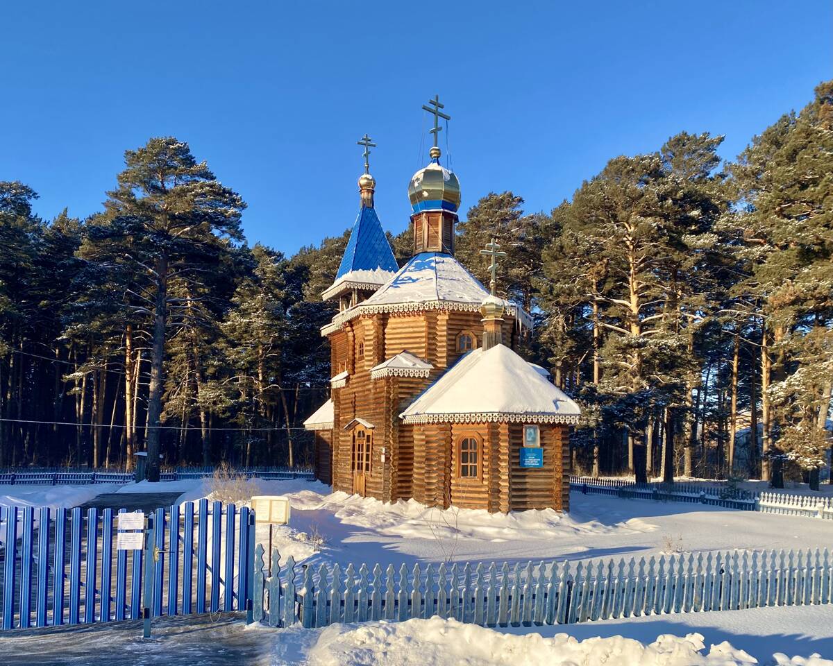 Церковь Благовещения Пресвятой Богородицы, Тюхтет (Тюхтетский район, Красноярский край). фасады, Вид от ворот