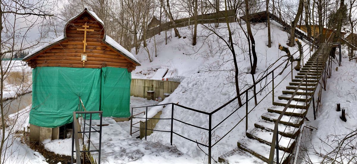 Часовня Спиридона Тримифунтского, Чашниково (Солнечногорский городской округ, Московская область). фасады, Часовня с лестницей к ней